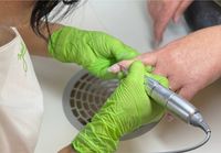 Maniküre und Nagelpflege in einem Kosmetikstudio.