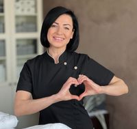 Behandlungsraum in Beauty Connection München mit einer Kosmetikerin und einer Kundin während einer Gesichtsbehandlung.