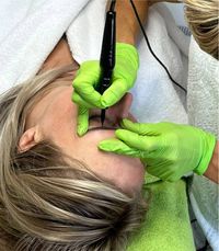 Permanent Make-up Behandlung an einer Kundin.