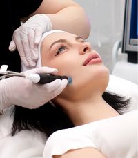Hydrafacial Behandlung zur Tiefenreinigung der Haut.