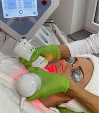 BYONIK Behandlung mit Gerät und Lichtanwendung.