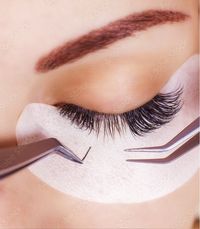 Brows & Lashes Behandlung für Augenbrauen und Wimpern.